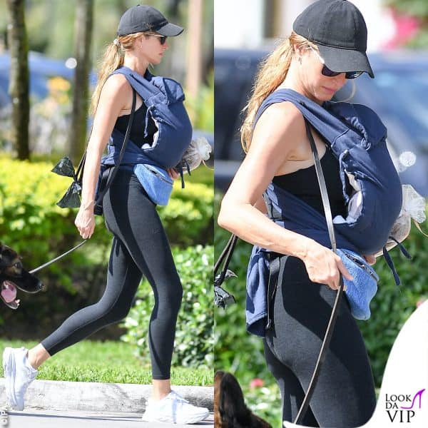 canotta, leggings, cappellino e occhiali scuri per la modella in Florida 