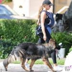 Gisele Bundchen a passeggio con il figlio neonato nel marsupio