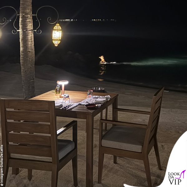 una romantica cena per due sulla riva 