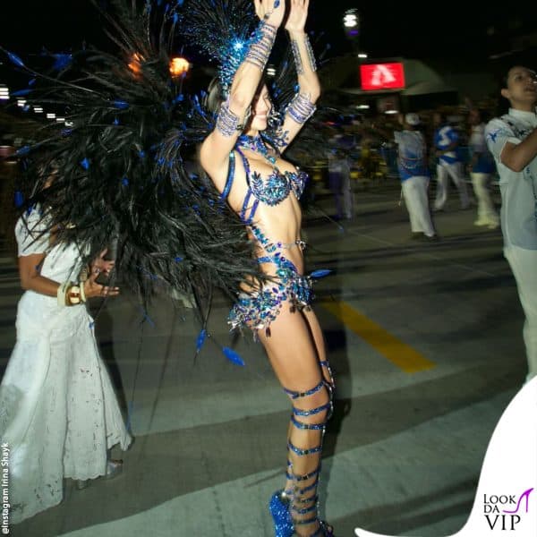 Irina balla, nel suo outfit di pietre blu e piume 