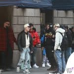 Lazza paparazzato in centro a Milano con il look casual ma costoso
