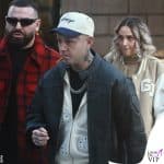 Lazza paparazzato in centro a Milano con il look casual ma costoso