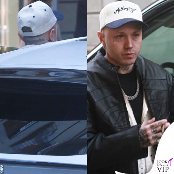 il rapper sale in macchina per tornare a casa 
