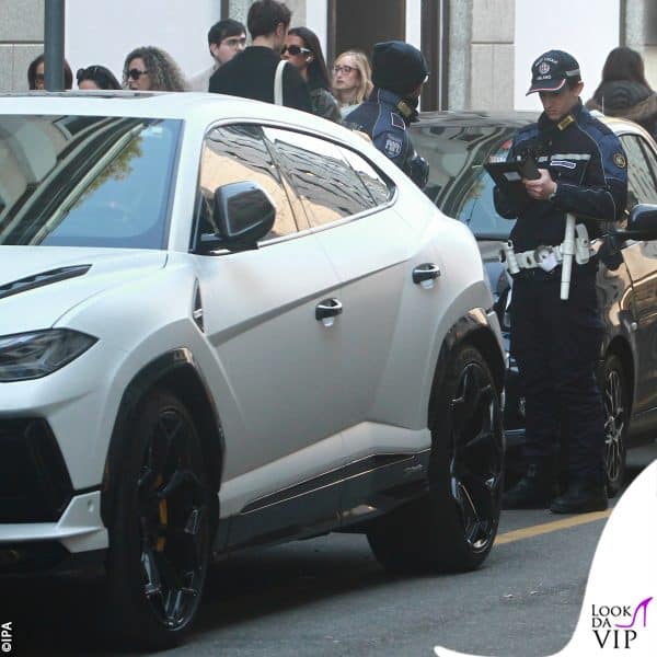 il suv Lamborghini di Lazza... con il vigile che fa la multa 