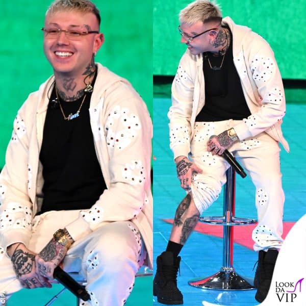 Lazza aveva già messo la felpa, con i pantaloni abbinati, in tv da Fabio Fazio 
