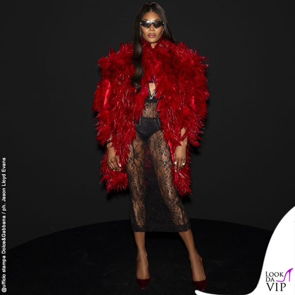 piume e pizzi per Naomi Campbell da Dolce&Gabbana