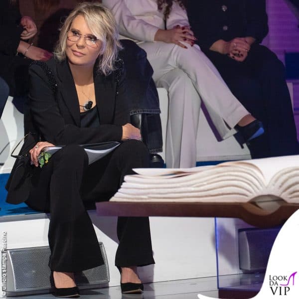 Ancora un tailleur scuro per Maria De Filippi: si tratta di un modello Isabelle Blanche con spalline decorate da perline in nuance