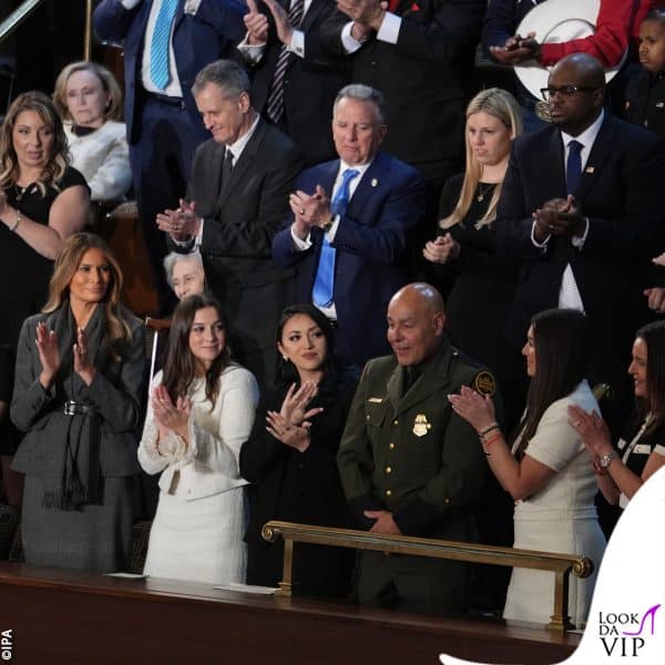 Melania applaude 