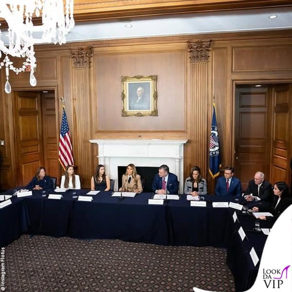 Melania circondata dai delegati 
