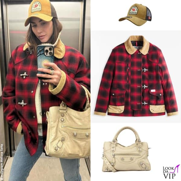 ecco invece Melissa in ascensore: giacca Fay, cappello New Era, borsa Balenciaga 