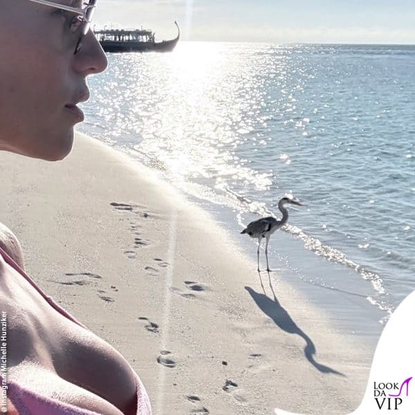 Michelle Hunziker guarda l'orizzonte 