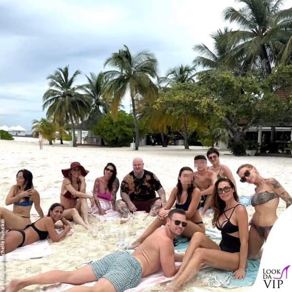 Michelle Hunziker e Ilary Blasi in vacanza alle Maldive con la famiglia e gli amici 
