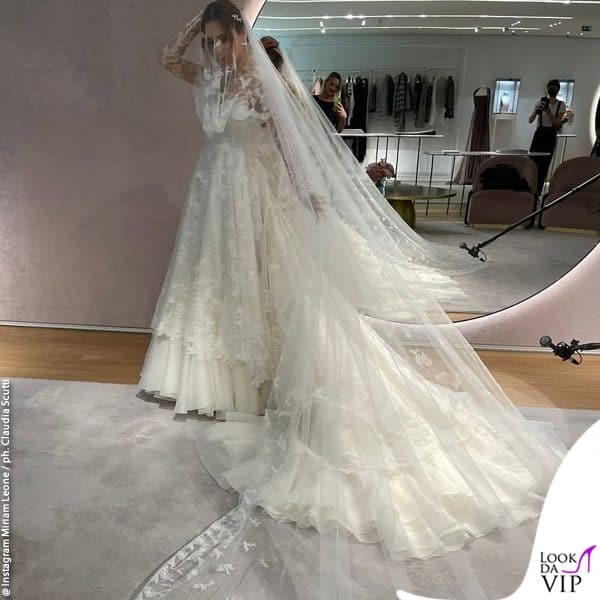 il fitting dell'abito nuziale nell'atelier Dior 
