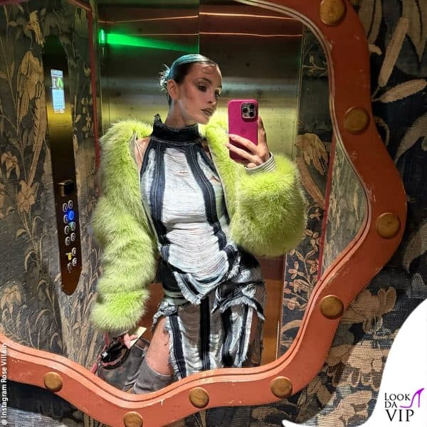 Rose Villain in ascensore con un outfit Off-White durante la Paris Fashion Week 