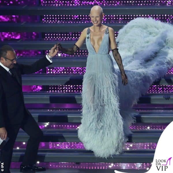 La prima scalinata all'Ariston, in Valentino celeste bordato di piume