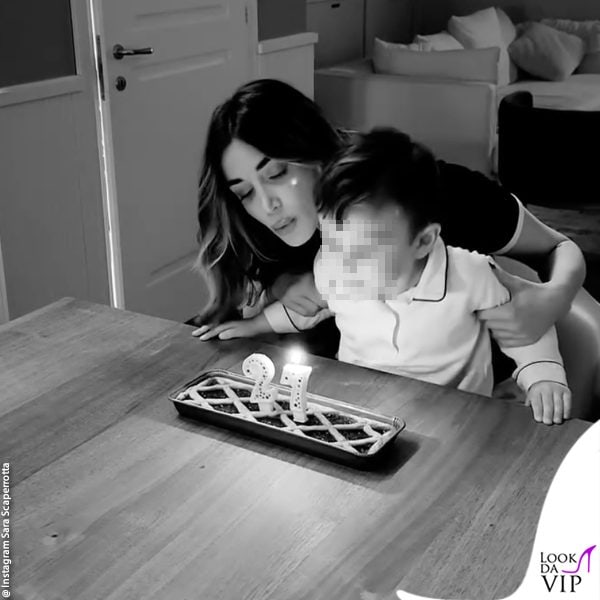 Sara Scaperrotta spegne le candele insieme al figlio Tommaso 
