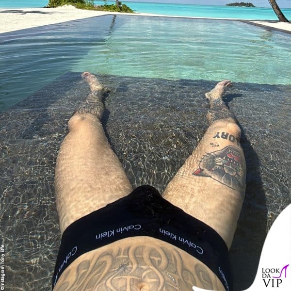 lo scatto con cui Tony ha confermato la sua presenza alle Maldive (slip Calvin Klein) 