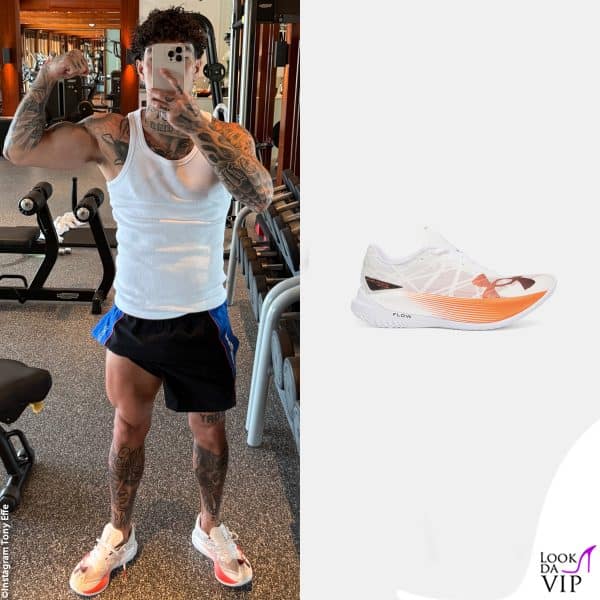 seduta di allenamento in palestra per Tony (sneakers Under Armour) 