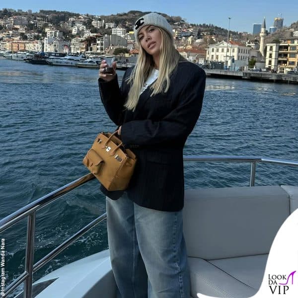 a Istanbul con un cappello Chanel e una borsa Hermès 