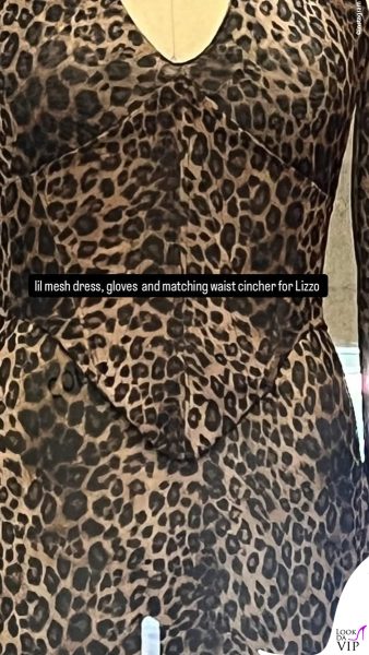 un dettaglio del vestito postato dal brand
