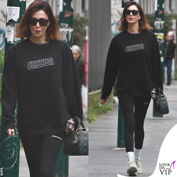 Belen Rodriguez nel look total black a spasso per Milano