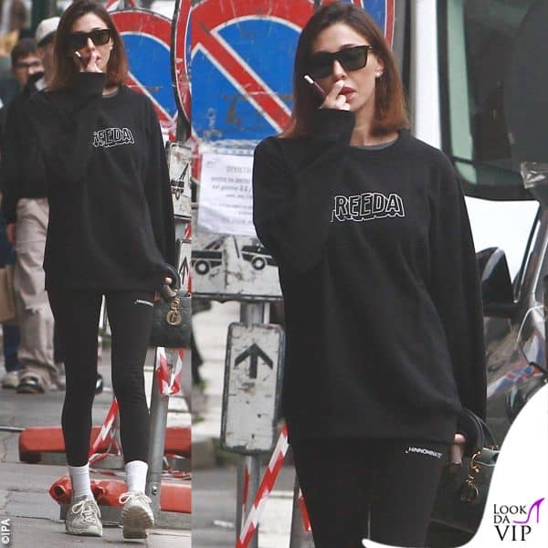 per la passeggiata Belen ha optato per un outfit sporty-chic 