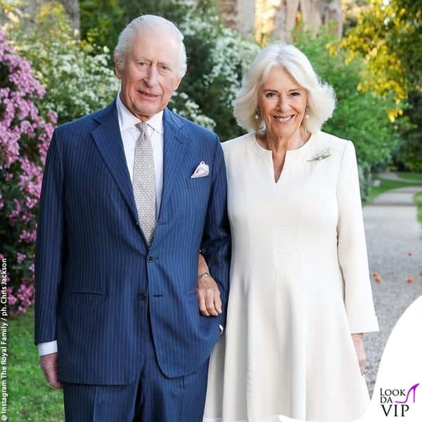lo scatto per celebrare i vent'anni di matrimonio (abito Anna Valentine per Camilla) 