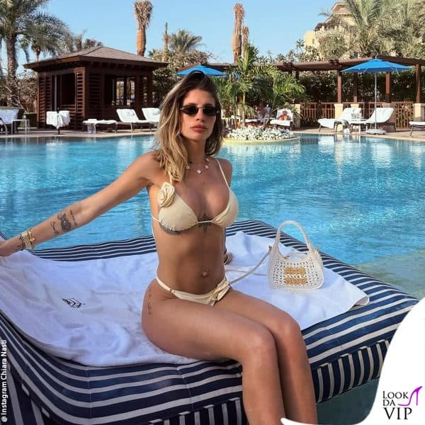 Chiara Nasti a bordo piscina a Dubai 