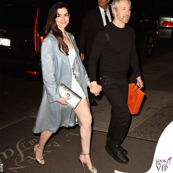 Anne Hathaway con il marito Adam Shulman (abito Michael Kors, borsa Bulgari) 