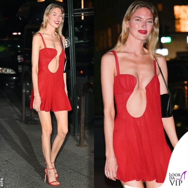Martha Hunt con un abito Nensi Dojaka e sandali Stuart Weitzman 