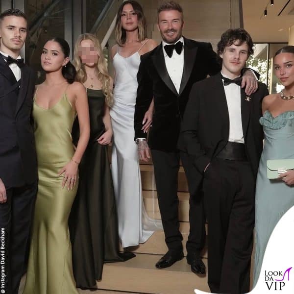 si fa notare l'assenza di Brooklyn Beckham e di Nicola Peltz, ci sono però Romeo Beckham e Kim Turnbull 