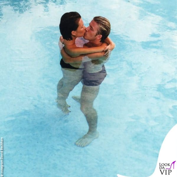 in piscina all'inizio del loro amore