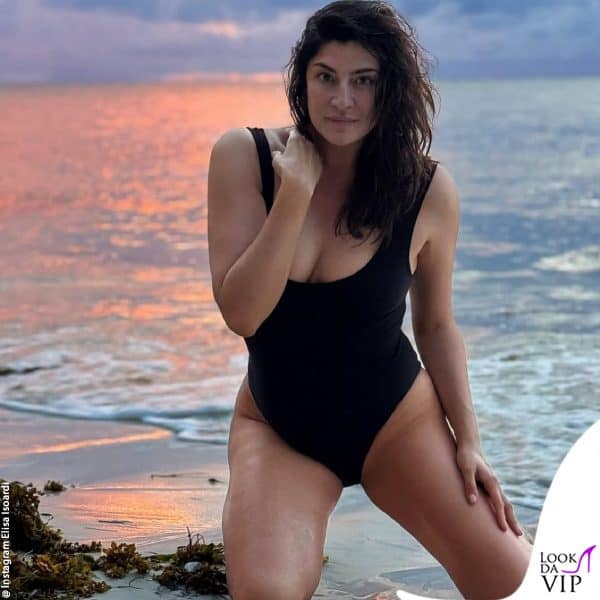 la conduttrice ha optato per un elegante costume intero nero 