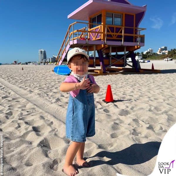 Ginevra posa sulla spiaggia di Miami 