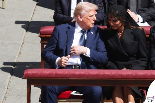 Vaticano, April 26, 2025 -  celebrata la Santa Messa esequiale del Romano Pontefice Francesco Bergoglio nella Basilica di San Pietro, secondo quanto previsto nellOrdo Exsequiarum Romani Pontificis.
Nella foto:il Presidente Donald Trump con la first Lady Melania Trump,