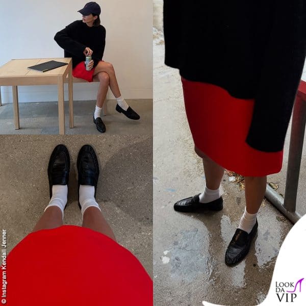 Gonna rossa, cappellino Ralph Lauren e mocassino The Row per un look casual che si fa guardare