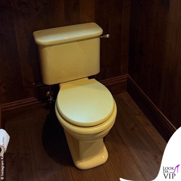 Un wc datato, con cassetta esterna