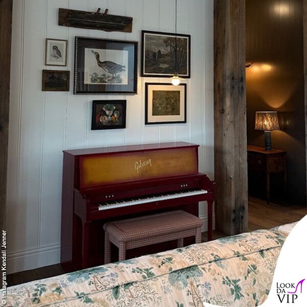 Un vecchio pianoforte Gibson troneggia su una parete