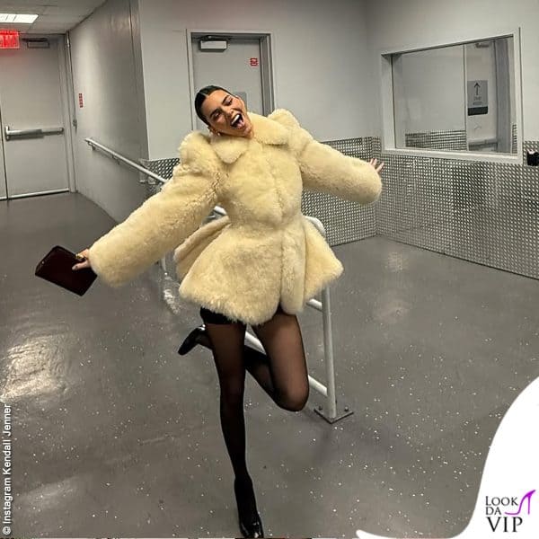 Kendall Jenner ha investito parte dei proventi della sua professione in investimenti immobiliari (pelliccia Phoebe Philo)