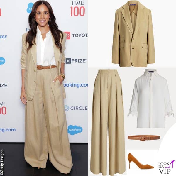 blazer, camicia, pantaloni e cintura Ralph Lauren, pump Manolo Blahnik 