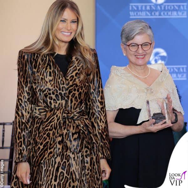 La first lady posa con una delle donne premiate 