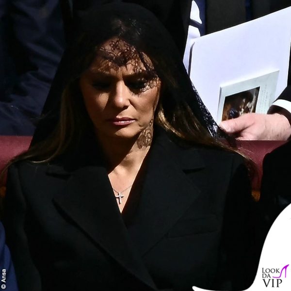 Melania Trump durante i funerali di Papa Francesco: al collo una piccola croce di diamanti