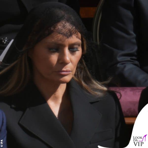 Coat dress Dolce&Gabbana e mantiglia in pizzo per la Trump