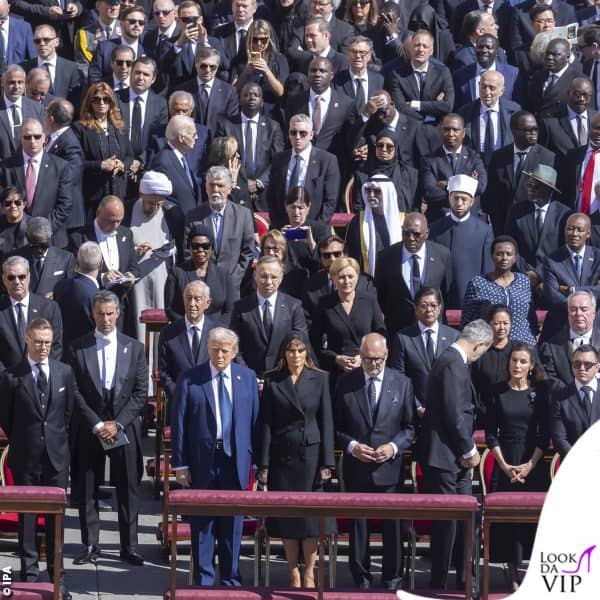 Donald Trump in blu spicca tra i partecipanti