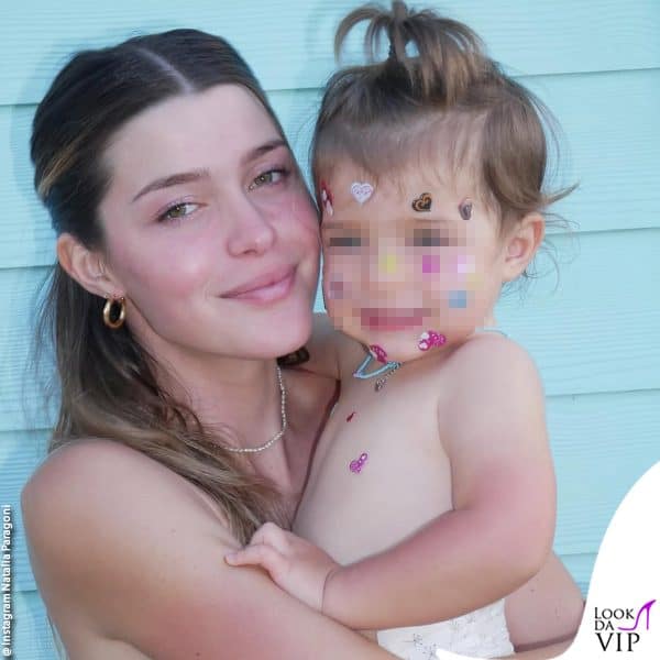 mamma e figlia: Ginevra è ricoperta di sticker