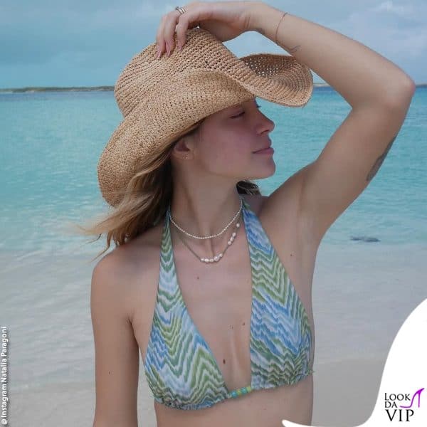 Natalia Paragoni in posa sulla spiaggia 