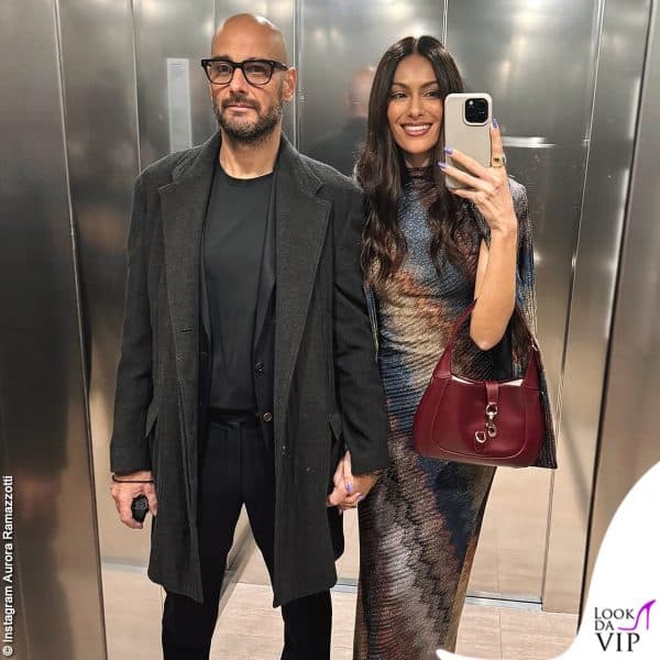 abito Missoni e borsa Gucci per Paola, questa volta in ascensore c'è anche il marito 