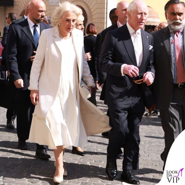 Carlo e Camilla si dirigono in parlamento 