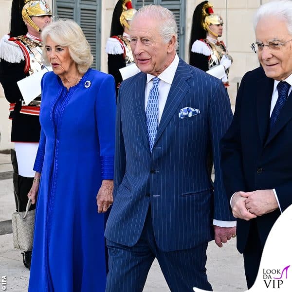 Camilla indossa un abito di Fiona Clare 
