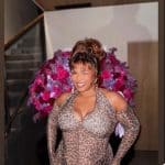 Lizzo strizza l’occhio sorridendo al party